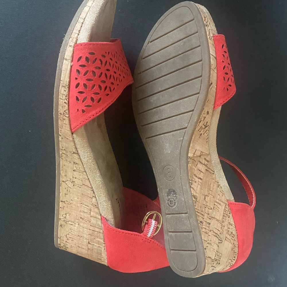 Wore one time . Comfy with flex foam in heel . Can dress up or down . Size 8